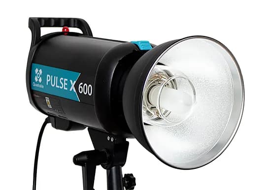 Jak zsynchronizować lampę błyskową z aparatem w kilku prostych krokach